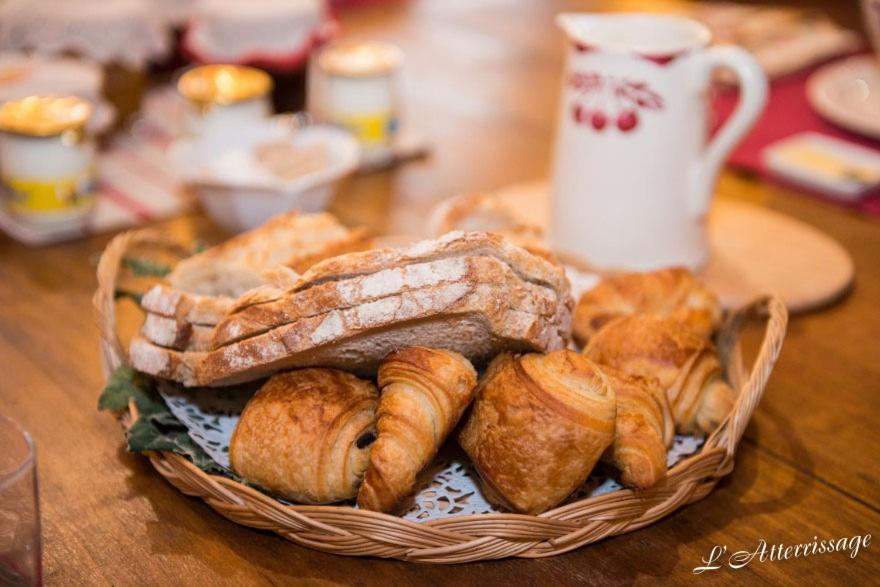 L'Atterrissage Bed & Breakfast Santes Bagian luar foto